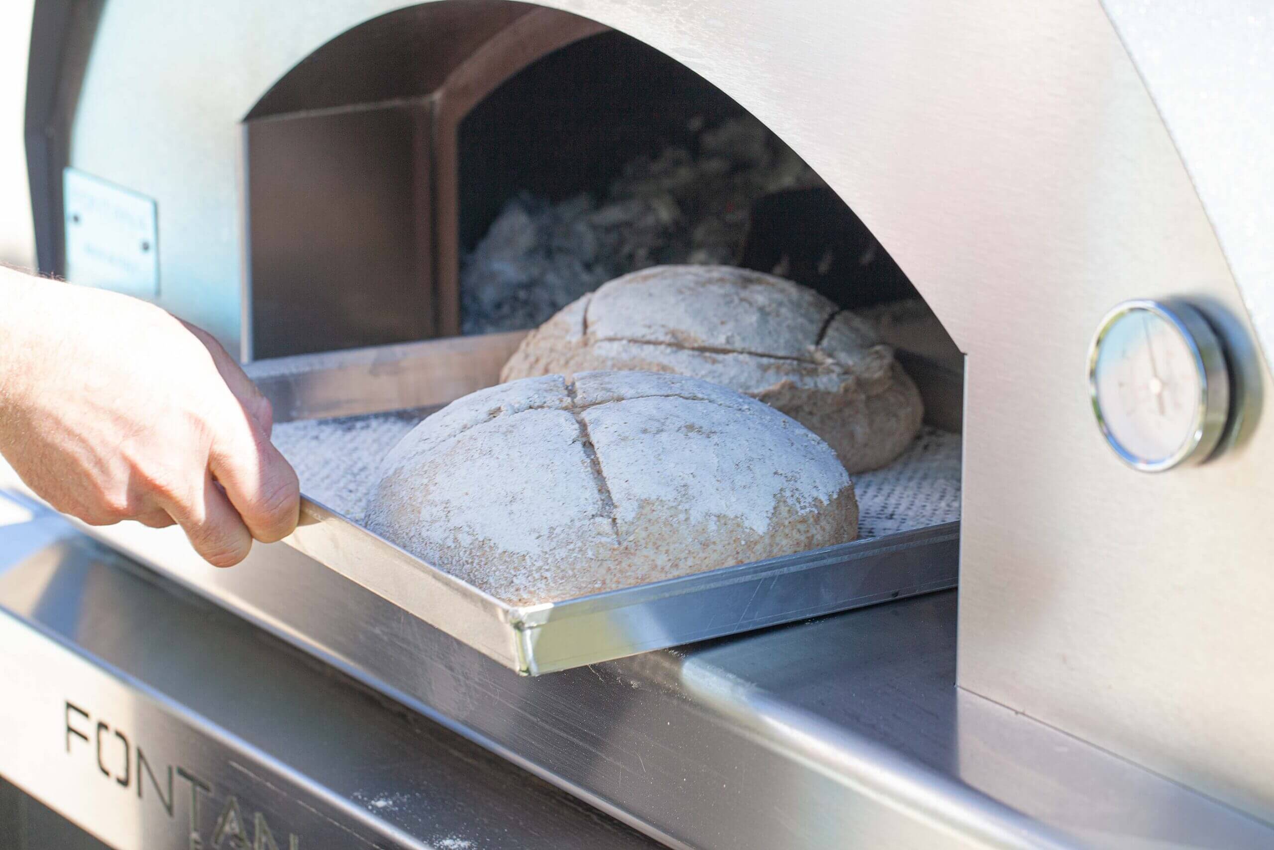 Pane integrale in cottura in un forno a cottura diretta Fontana