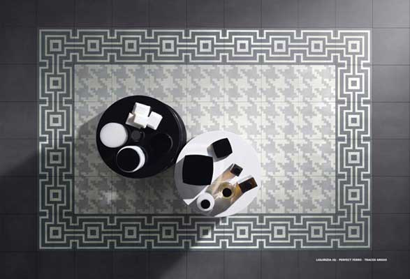 Pavimento Bisazza cementine bianco e nero a forma di pattern sotto due tavoli