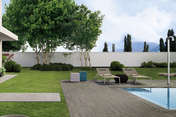 Pavimento esterno lastra 20mm in giardino intorno ad una piscina