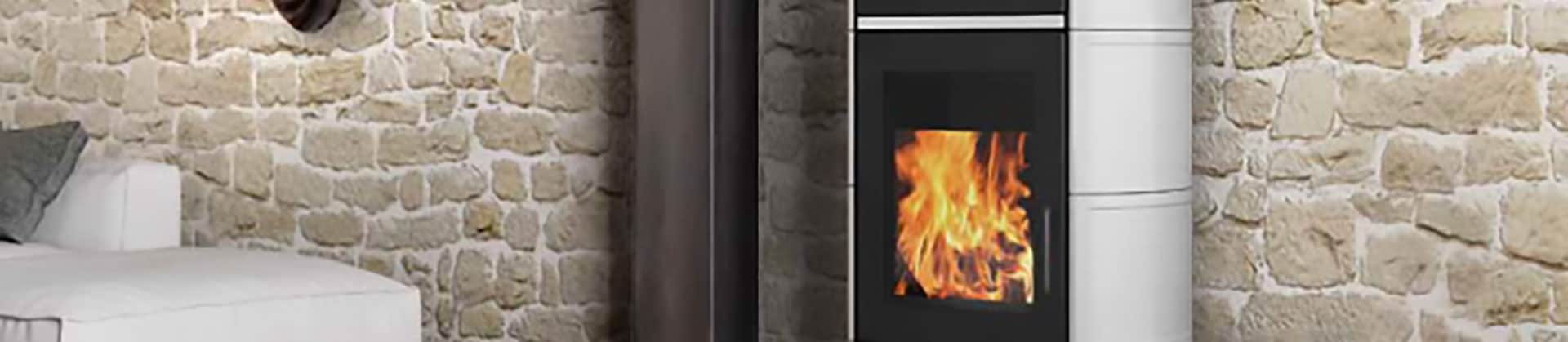 Stufa a pellet accesa con il fuoco