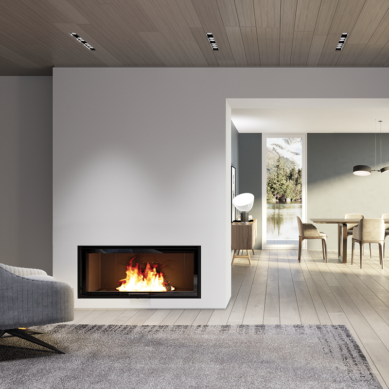 Stanza in parquet chiaro con un fuoco acceso in un camino, un tappeto, una poltrona e un tavolino con sedie